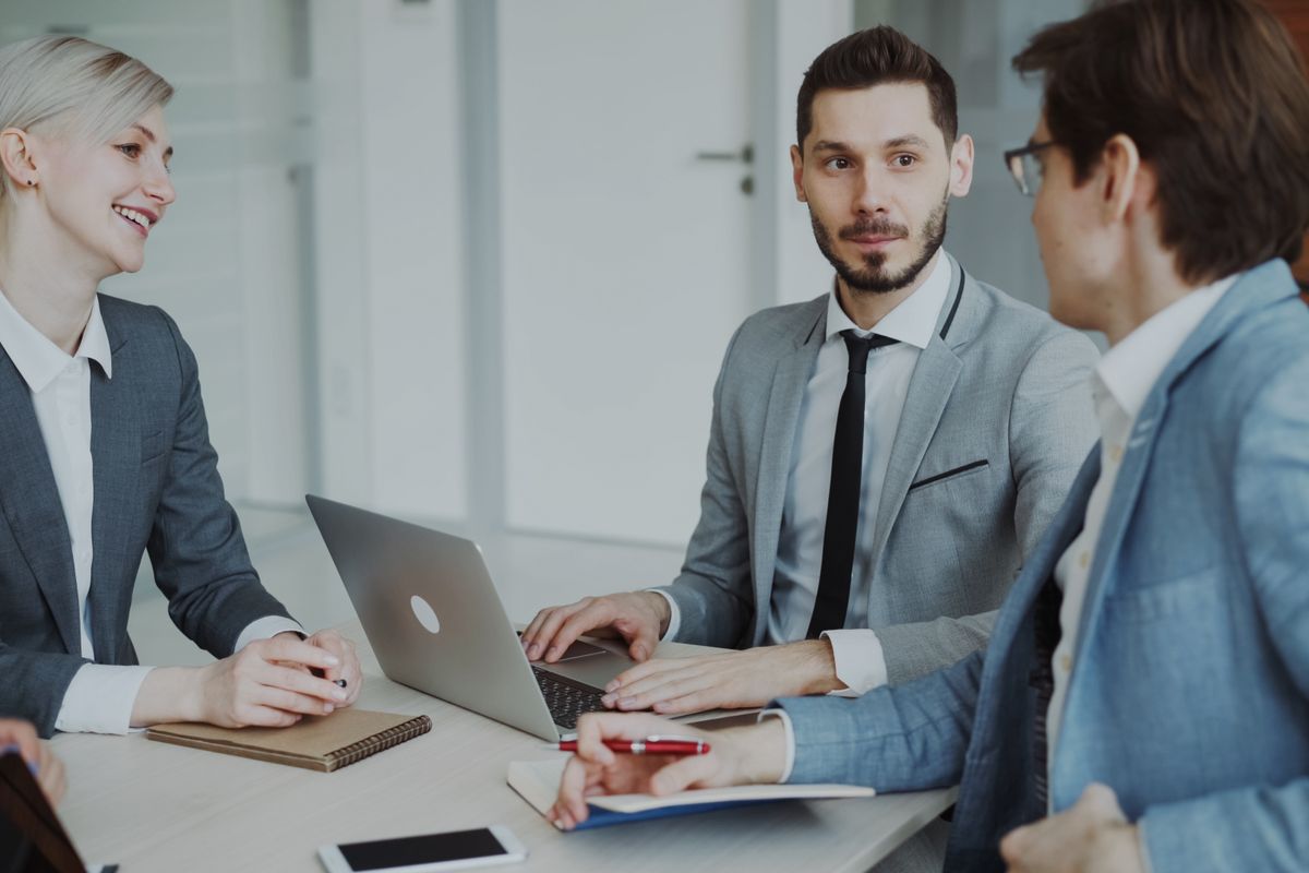 Projektbesprechung im Team am Besprechungstisch