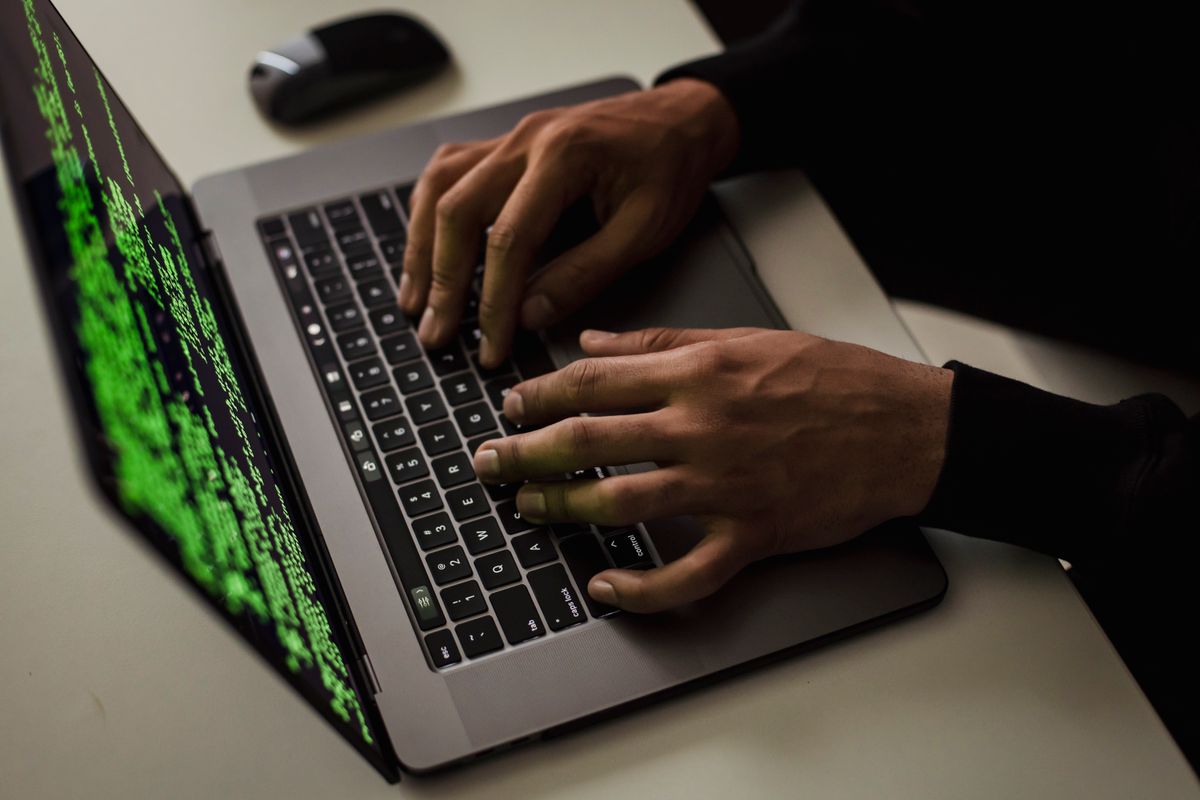 Laptop mit grünem Code – Sicherheitsanalyse