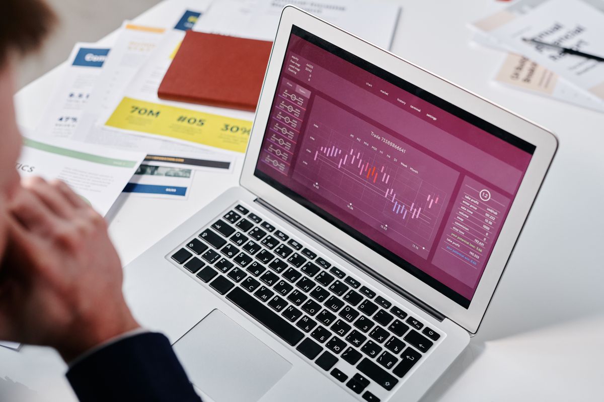 Laptop mit Analyse-Dashboard und Diagrammen