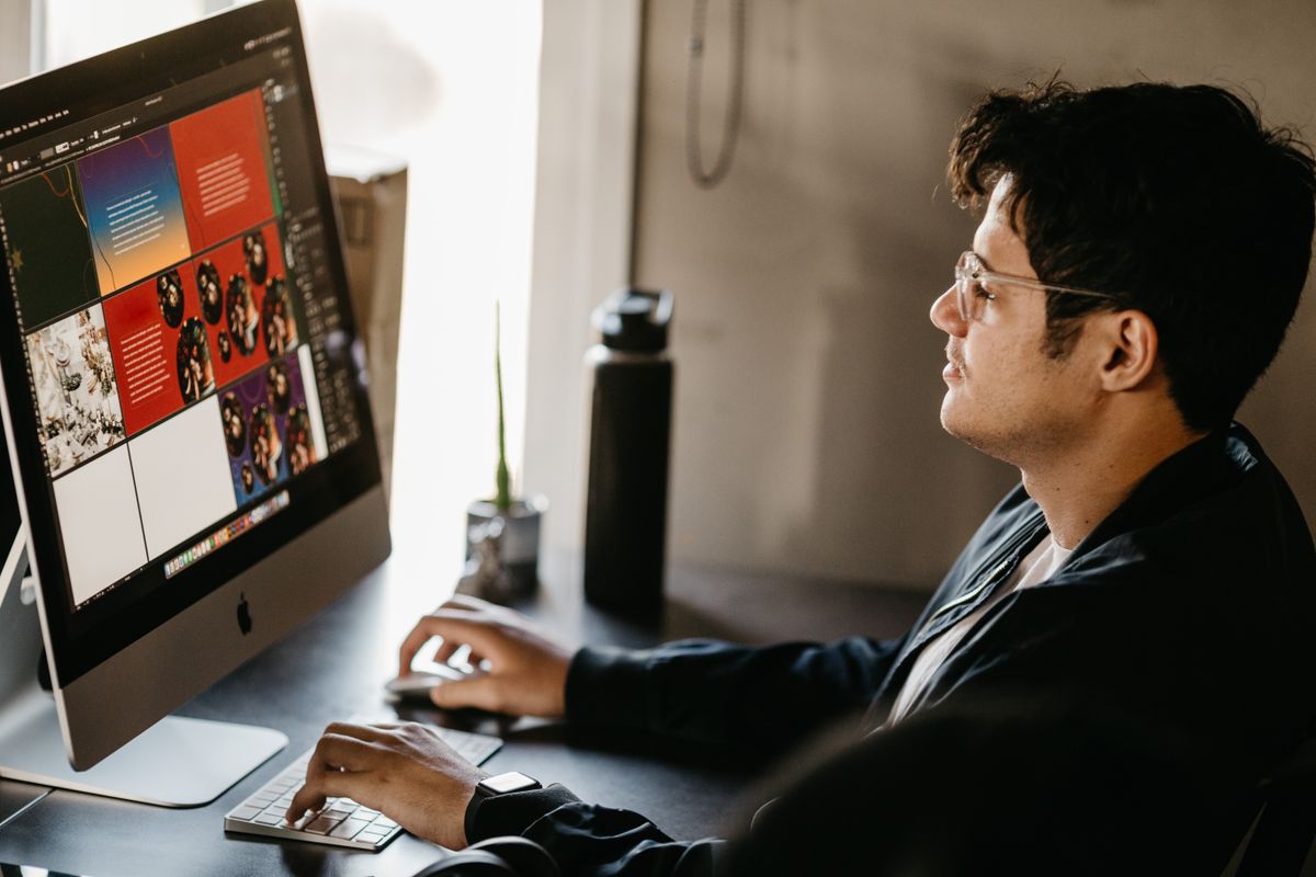 Designer arbeitet an einer Benutzeroberfläche