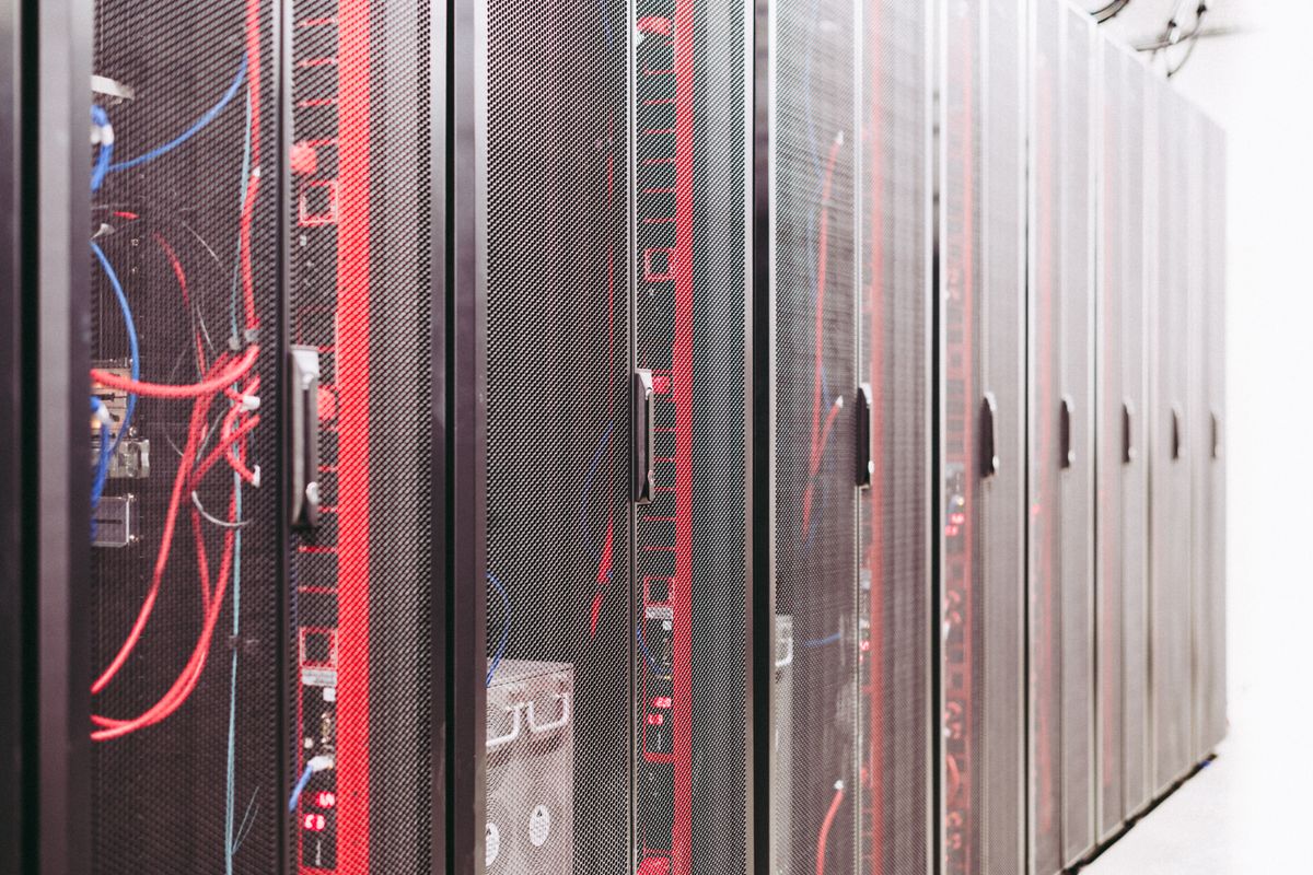 Serverraum mit Racks und Netzwerkkabeln